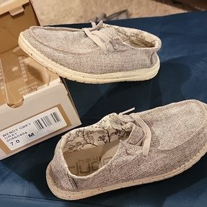 Womens Hey dudes size 7 like new